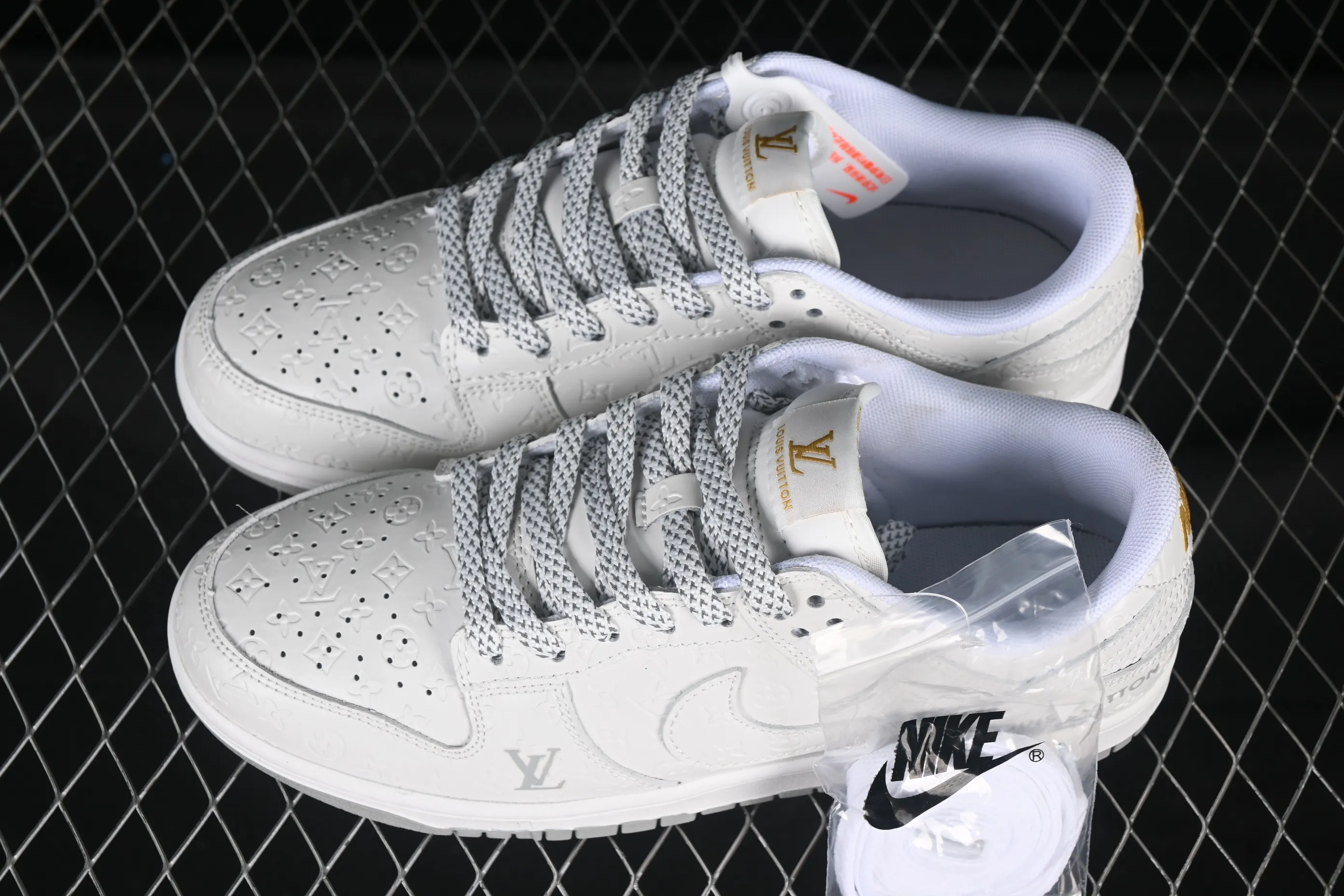 All categories Nk SB Dunk Series Nk SB Dunk Low High-end customized low-top sneakers Nike SB Dunk Low LV co-branded gray and white dark print Anniversary high-end customized low-top casual sneakers XX3168-140